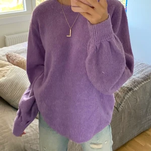 Lila stickad tröja - Lila stickad tröja från Vero Moda. Inte alls stickig. Storlek M så sitter lite oversized på mig som är storlek XS i vanliga fall.