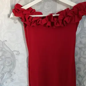 Off shoulder, tajt, stretchig, röd klänning från märket Motel. Klänningen är köpt ungefär 2 år sedan och har använt den 1 gång. Den är i topp skick, som ny. Den är ifrån Nelly.com. Den är i storlek xs och går ner till mitten av låren på mig (167cm)