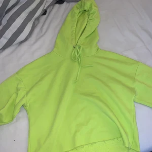 Neon grön Hoddie - Jätte snygg neon grön hoddie, säljer för att de inte är min stil längre. Sitter löst så den är inte tajt. 
