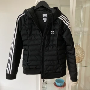 Snyggaste adidasjackan storlek 40 - Snyggaste adidasjackan! Jätte fin i skick, knappt använd. Liten i storlek! Skulle säga 36-38 mer än 40. Tight och figursydd modell. Sitter jätte fint på! 