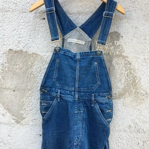 Calvin Klein hängselbyxor  - Superfina hängselbyxor från Calvin Klein som är sparsamt använda!  Jättefint skick, finns inga fläckar eller förslitningar.   Passar storlek XS-S.