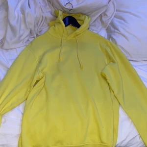 Hoodie - Gul hoodie typ aldrig använd 