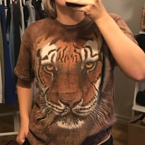 Tigertröja från beyond retro - Jättesnygg brun T-shirt från beyond retro. Nästan aldrig använd. Frakten tillkommer!😊