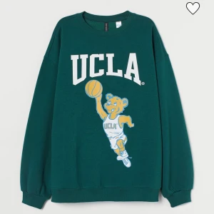 Sweatshirt - Säljer denna trendiga sweatshirt, collegetröja från HM med trycket UCLA. Slutsåld i denna storlek. Hör av er vid frågor. BUDA, högsta bud 300 inkl 