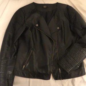 Skinnjacka/Leather jacket - En skitsnygg (oversized) svart skinnjacka som kan användas när som helst på året. Köpte för ca ett halvår sen och använt max 5 gånger då jag tyckte att den inte passar min stil. Två framfickor där man kan lägga mobil, plånbok osv. Köpte för 499 från Cassels. 