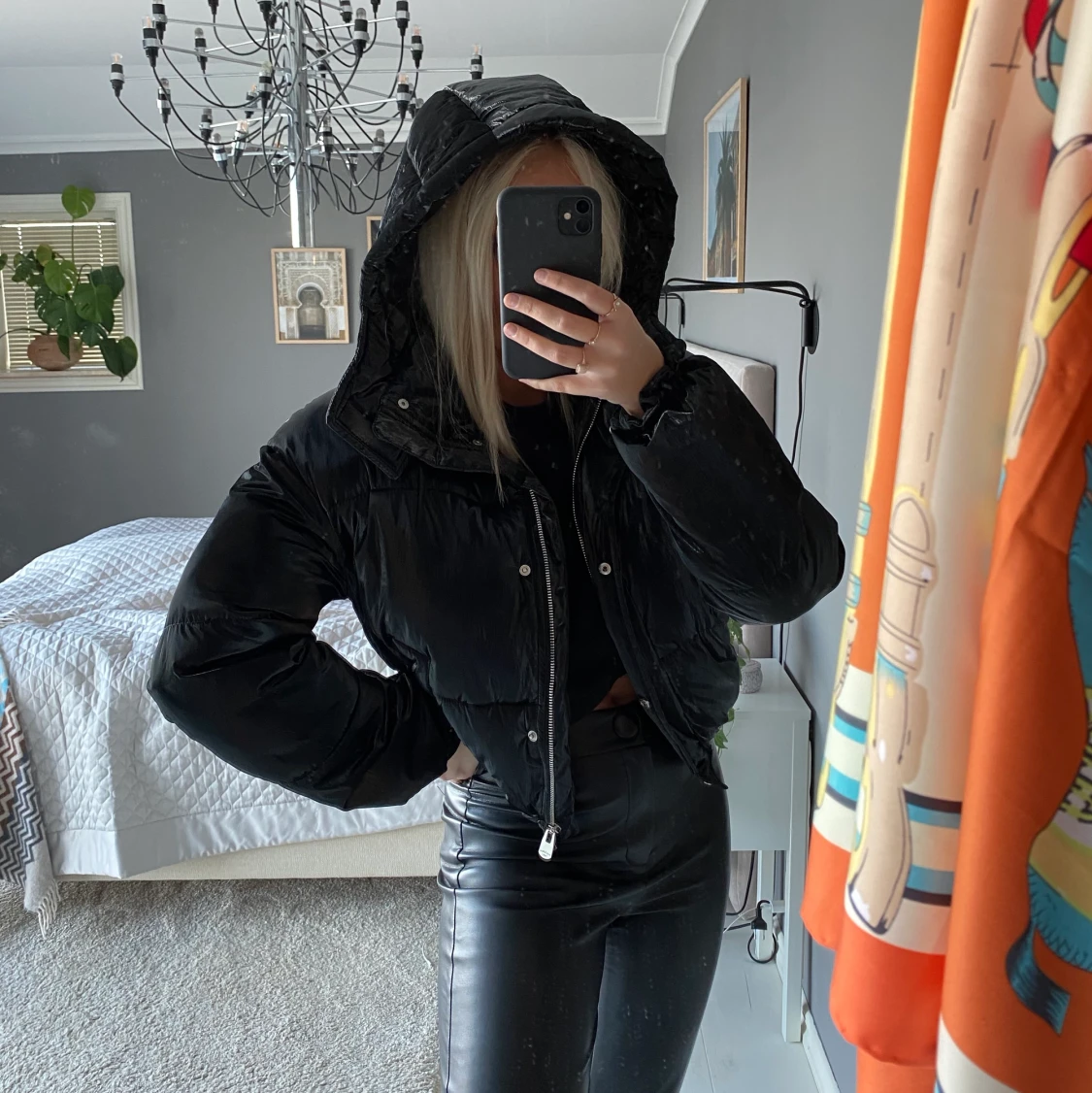 Glansig vinterjacka med luva, storlek S  - 90