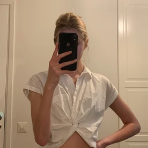 Carin Wester - Superfin vit croppad skjorta! Knappt använd så den är i fint skick. Enkel att styla!