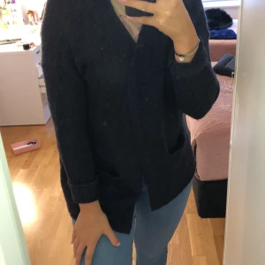 Långkofta - En mjuk lång kofta som är grå, mörkgrå. Du kan både vika upp armarna slm jag har gjort på bilden ovan. Men du kan även vika ner de helt!✌🏼😃 (Skriv för fler bilder, kunden står för frakten som summan varierar beroende på varans vikt) 