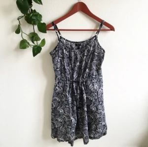 Mönstrad klänning - Mönstrad klänning i mjukt tyg. Stora insydda fickor på sidorna. Knyts i midjan. Jättebekväm ☺️