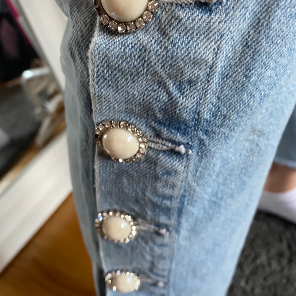 Super härliga jeans från Elsa Hosks kollektion med BikBok. Säljer pga förstora för mig. Passar både S&M. En knapp nere på benet har lossnat men inget som syns så mycket, priset är anpassat efter det också🦋 hör av er i dm vid intresse eller frågor🍭💕 Pris kan diskuteras🧚🏼 Frakt tillkommer 63kr spårbart.. Jeans & Byxor.