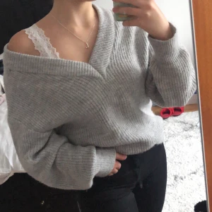 Tröja - Mysig stickad tröja från gina som man kan ha offshoulder, oneshoulder eller vanlig som på bilderna. 