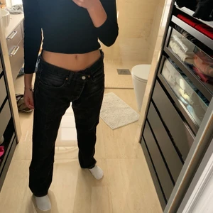 LEVIS 501  - W 33 L 32 passar mig som är W26 vanligtvis, knäpper med knappen genom ett skärp hål liksom