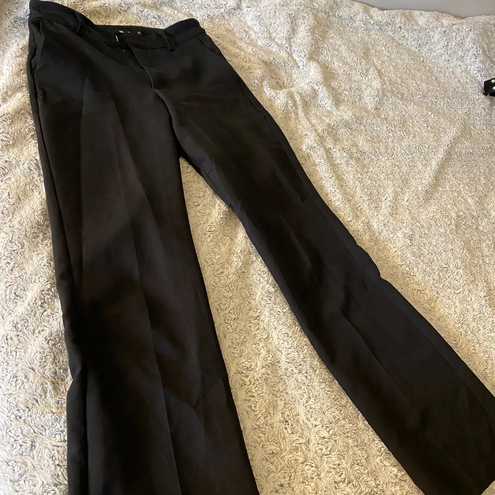 Säljer dessa svarta snygga kostymbyxor med bootcut från BikBok, super sköna o passar till allt! 🥰 ( OBS, smutsig spegel ) kom gärna med bud, köpta för runt 400kr ( köparen står för frakten ) 💞 . Jeans & Byxor.