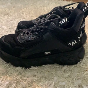 Buffalos  - Skitsnygga skor använda Max 5ggr. Jättefint skick! Små i storleken jag själv har vanligtvis stl 39 men i dessa stl 40.