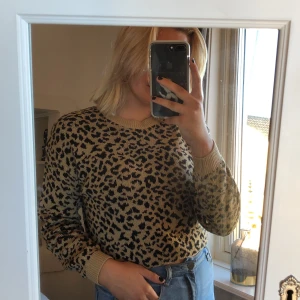 Leopard tröja - Leopard tröja från H&M använd några gånger, nypris minns jag inte men ca 200kr. Säljer pågrund av att jag aldrig använder den längre. Frakt 30kr💓 sitter bra på mig som är 169cm lång