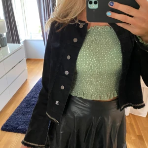 Jeansjacka  - Cool jeansjacka från mango med tryck på ryggen!! 