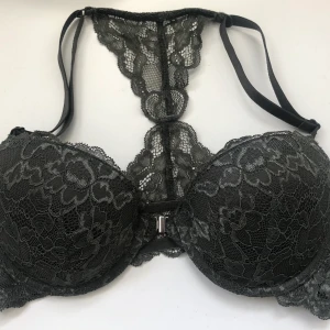 Bh med fin rygg - Storlek 75B, ryggen är till så att du ska kunna ha linne över, väldigt fint! Mörkgrön färg.