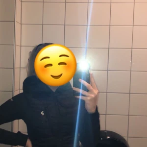 Peak performance helium hybrid jacka - Säljer denna supersnygga hybridjackan från peak performance i superbra skick. Endast använd en kort vår och den har inga fel eller skador! Passar perfekt till våren😍 För fler bilder eller mer info skriv privat! Pris kan diskuteras vid snabb affär!!💖