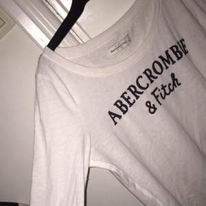I princip oanvänd abercrombie & fitch tröja långärmad, ursprungligen köpt i London med priset 350kr.
