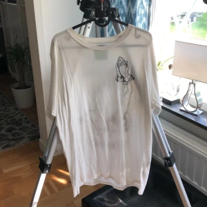 urban outfitters tshirt - tshirt från urban outfitters, köpt i 2016 för 350kr! är i jättebra skick, graphicsen är kvar och crisp. nacken är lite stretchad men det märks inte när man har på den. den är även väldigt luftig!