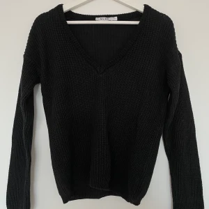 Stickad tröja från nakd - En svart v-ringad stickad tröja från nakd! Stl S