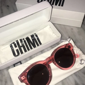 Helt nya CHIMI glasögon  - Sprillans nya CHIMI glasögon, köptes för 999kr. Säljs nu för 400kr. Endast testade. Plasten kvar på puts trasan. Finns i Stockholm. 