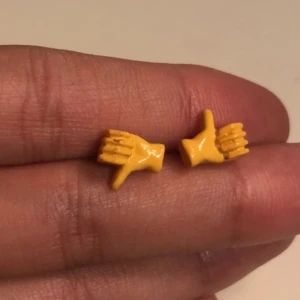 Emoji örhängen - Emoji örhängen som fungerar både som 👍 och 👎. Inte använda jättemycket men tvättad ändå ordentligt innan. Köpare står för frakt, står ej för postens slarv.