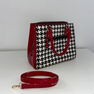 Snygg och unik retro väska 👜 - Fin väska med ett flertal fack inuti, perfekt för någon som vill ha en organiserad väska med mycket utrymme.❣️ Avtagbart axelband medföljer. Hör av er om ni har några frågor🥰 Frakt tillkommer✨