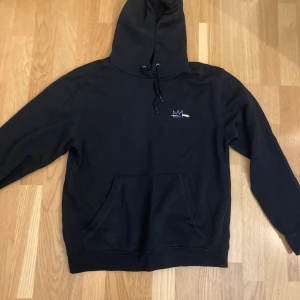 Hov1 hoodie:) - En hov1 hoodie som är lite overzied för mig ( jag är 160). Den är inte så använd och är i bra skick:)