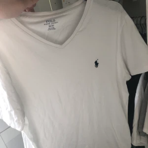 Vit ralph lauren tshirt - Använd fåtal gånger , köpt från usa. Köparen står för frakt