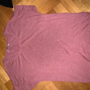 T-shirt  - Jätte fin T-shirt om man vill ha något enkelt 