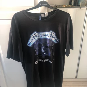 Metallica t-shirt - Köpt från h&m , säljer eftersom den börjar bli för stor för mig