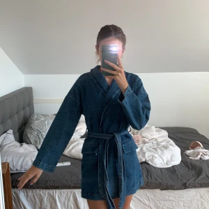 Jeansjacka från Nelly - Säljer pga att jag inte fått någon användning för den, men superfin! Storlek Onesize 