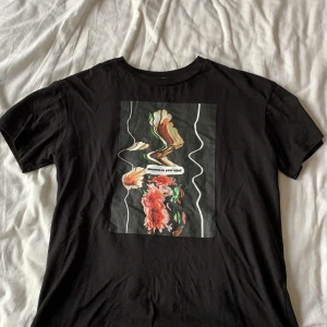 Pull and Bear tshirt med tryck strl S - Snygg tshirt från Pull and Bear strl S. Använd 2-3ggr säljer pga för liten. 