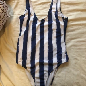 Badräkt - Jätte fin badräkt. Med lite djupare rygg.Knappt använd.