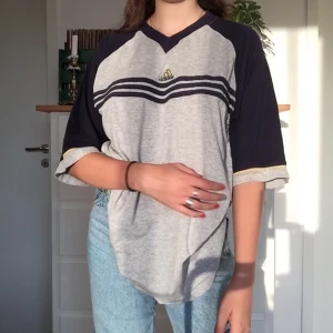 Adidas tröja - Vintage ovezised adidas tröja!!!!🦋  (vet ej om äkta då den är köpt i vintage-butik) 
