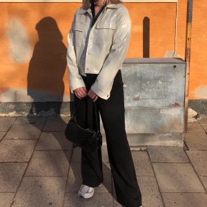 Lack jacka  - Trendig beige lack jacka ifrån Nelly. Ledande bud: 200 kr