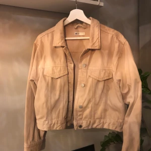 Beige jeansjacka strl L - Jeansjacka i fint skick. Säljer pga lite för stor i storleken för min del somoftast har XS. 