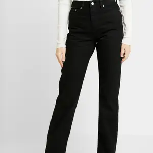 Hej!!! Säljer ett par jeans i modell Voayage från Weekday!!!! Dem e för små för mig:(  dem är i princip oanvända!!!! Storlek 27/28🌜🌻🌸🌸☄️☀️⭐️💫kan mötas upp i uppsala eller sthlm💕💘☄️🪐⭐️🌻kram