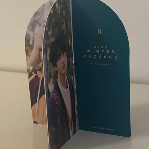 Bts stand  - Hej! Säljer den här från bts winter package 2020. Den har bara stått helt orörd och är i jätte bra skick men har just nu inte plats för den så tänkte sälja! Den är official köpt från weverse då jag fick med den i ett helt paket. Säljer den för 30!💗 Ansvarar inte för post slarv☺️ 