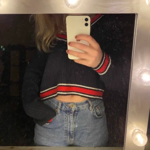 Stickad tröja - stickad tröja som är lite croppad, helt oanvänd ❤️ Strl M men passar både mindre och större storlekar beroende på hur man vill att den ska sitta! 