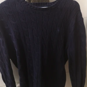 Ralph Lauren M - Knappt använd Ralph Lauren storlek M för liten för mig men säljer den till de som vill ha. 