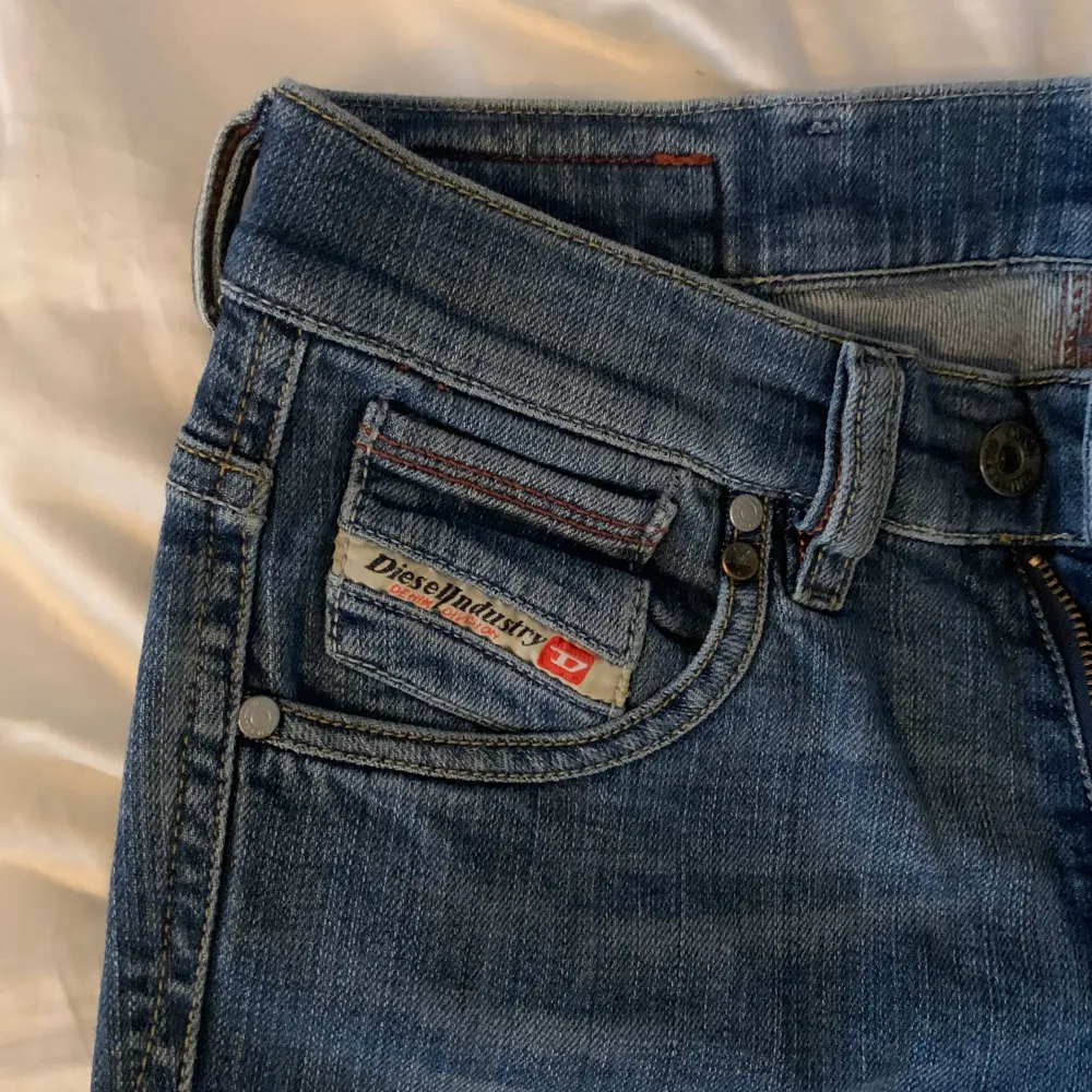 Världens snyggaste vintage jeans från diesel❣️ rätt så små i storleken och skulle passa i längden från 165 och nedåt. Jeans & Byxor.