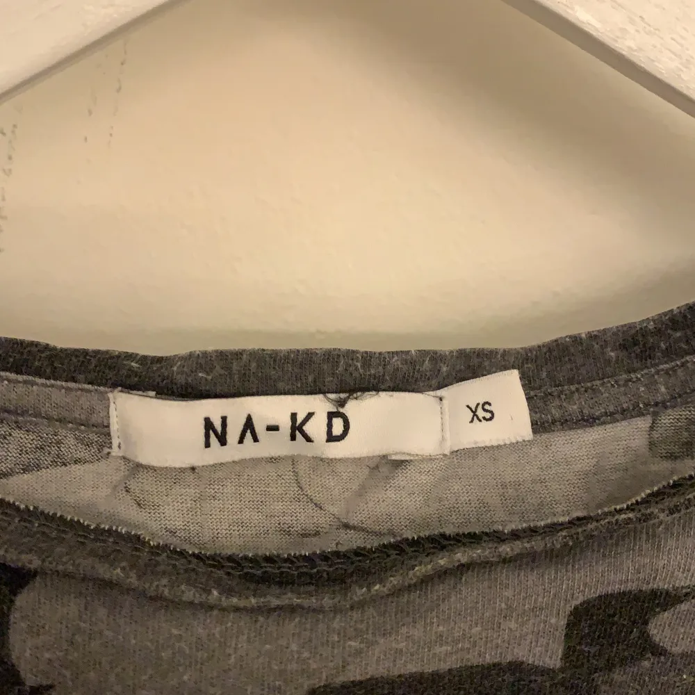 Militärtröja från NAKD i strl XS, använd 10-20 gånger. T-shirts.