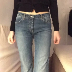 Lågmidjade bootcutjeans  - Snygga lågmidjade bootcutjeans. Funkar som 34-36✨✨frakt tillkommer