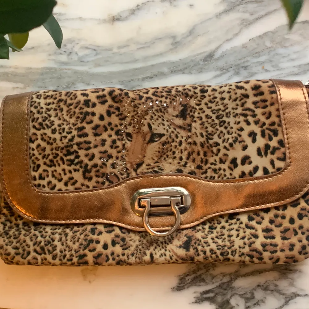 jättefin leopard handväska som jag köpte på humana i malmö, den kostade 250kr. jag har aldrig använt den men den är verkligen jättefin, den har inga problem med dragkedjor eller något sånt, budgivning i kommentarerna💕🙏🏻. Väskor.
