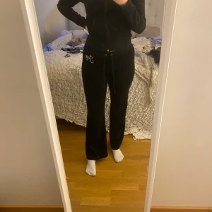 Juicy couture mjukisdress/plaggen separat  - Köp hela dressen för 700kr eller ett plagg separat. Tjocktröjan (med trycket ”juicy loves you”): 350kr mjukisbyxan: 400kr