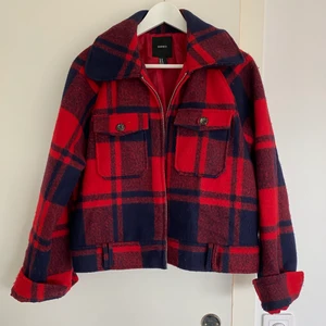 Kort Rutig jacka  - Kort rutiga jacka från Forever21. Storlek M men passar även S. Sparsamt använd endast en säsong, lite nopprig men inget som syns speciellt mycket (se bild). 