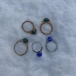 Handgjorda ringar - Fina handgjorda ringar!! En för 20kr tre för 45kr! Kan göra alla möjliga storlekar och med andra färger/pärlor:)