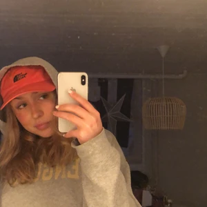 North face keps  - Skit snygg orange keps från the north face som jag fått av min pappa. Alldrig använd, super fin orange färg med de traditionella märket i mitten på framsidan 🤩🤩 buda på